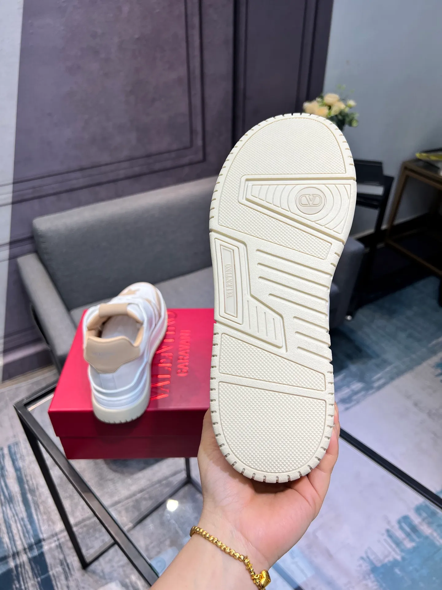 Men's Men's Shoes 💰660 Valentino 2023 early autumn new star shoes are now online! Wang Hedi and Ren Jialun have been worn by many celebrities. Who can refuse the same couple shoes as Wang Hedi! The design of Stars Stab My Heart is cool and spicy. The material of the shoes is cowhide, and every color is beautiful! Size 35-40, men’s size 39-44 (women’s 41, men’s 38, 45🉑️customized)